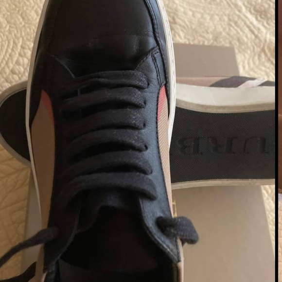 Authentic Burberry - Picture 1 of 8